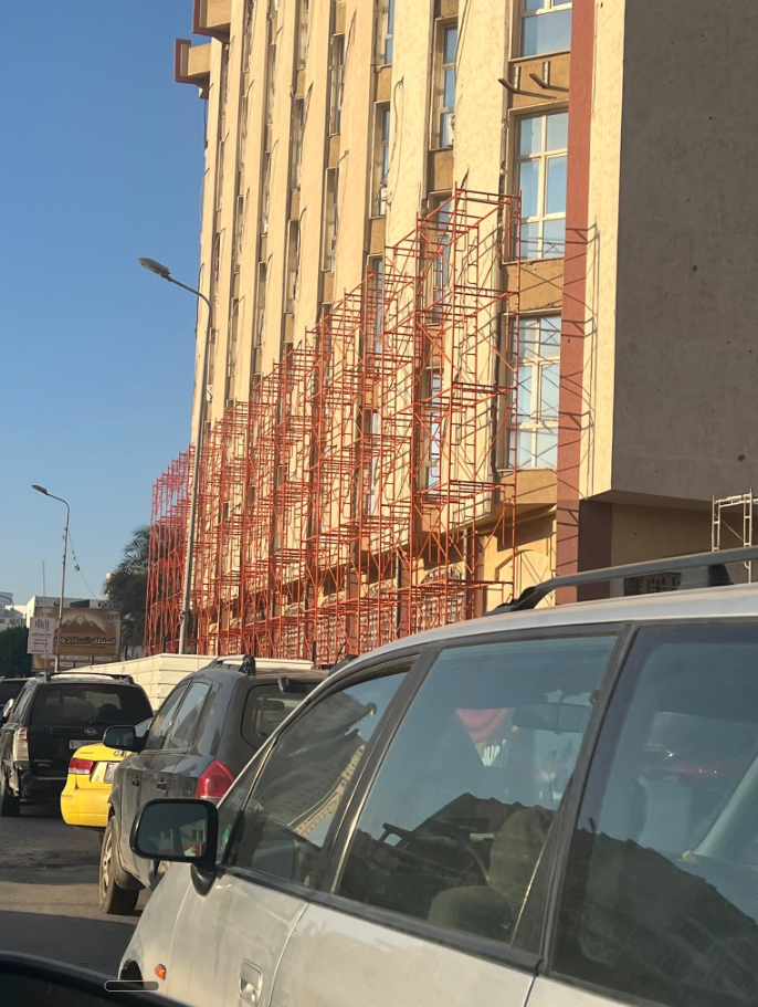 سقالات الرصيفة على واجهة مبنى قيد الصيانة