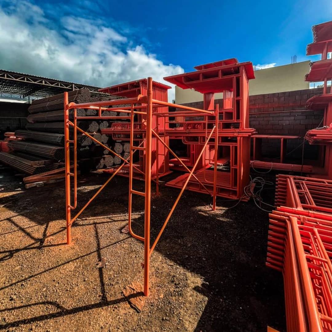سقالات وهياكل معدنية في ساحة الإنتاج